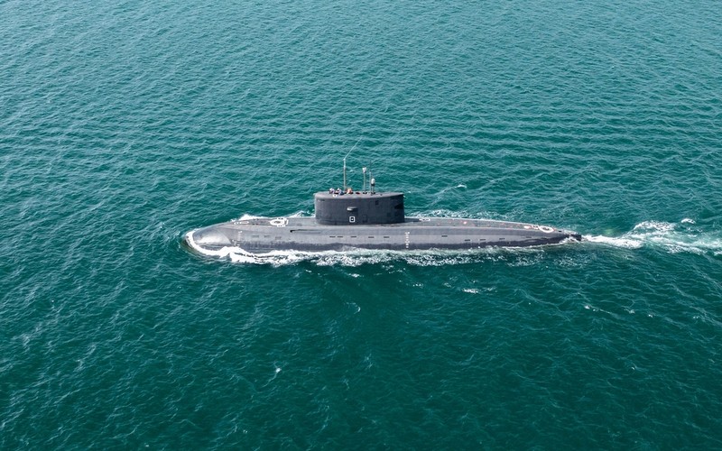 Dowódca brytyjskich sił morskich: Rosyjskie okręty podwodne mogą uszkadzać kable i rurociągi