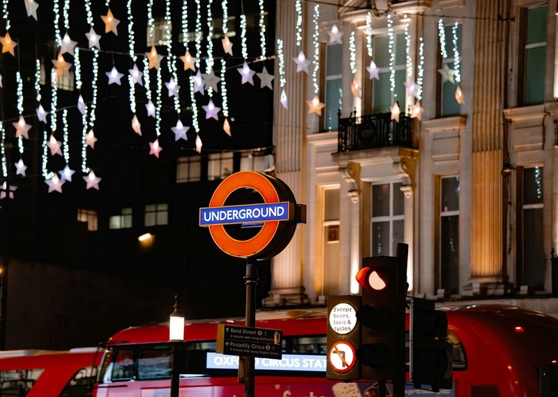 Sylwester w Londynie: Jak w tę wyjątkową noc kursuje metro, a jak pociągi i autobusy?