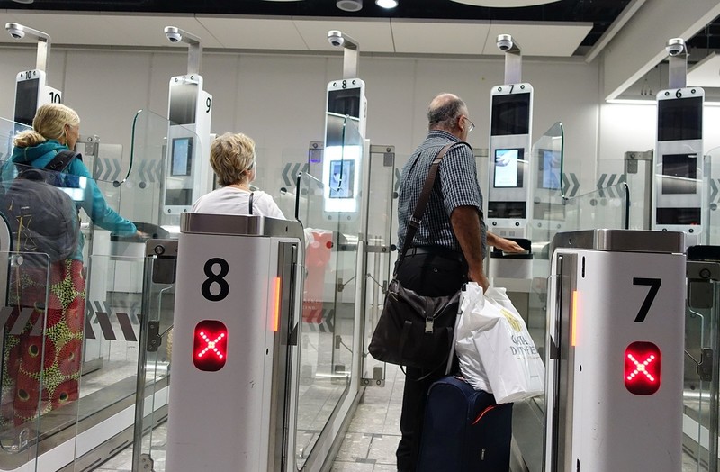 Problem z nowymi polskimi paszportami na brytyjskich lotniskach. Co na to MSZ?