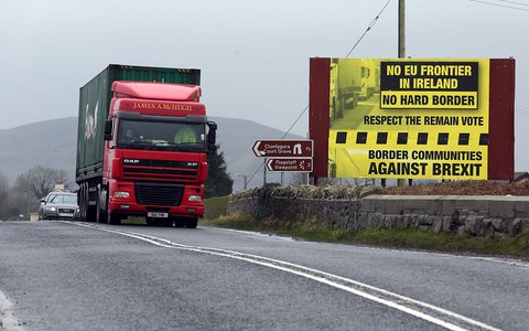 No return to Irish border posts, UK insists in Brexit plan