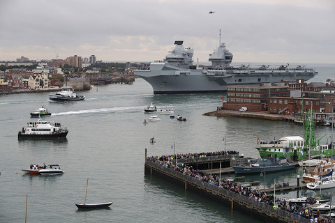 Lotniskowiec HMS Queen Elizabeth zawinął do bazy w Portsmouth