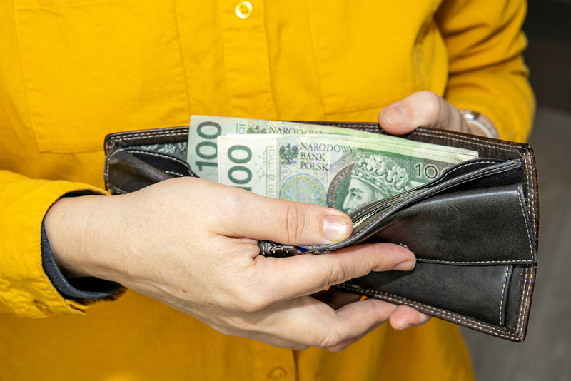 What financial goals do Poles set for themselves in their New Year's resolutions?