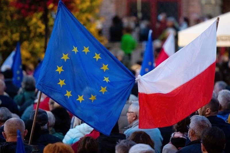 Sondaż: Poparcie Polaków dla członkostwa w UE wysokie, ale stosunek do euro chłodny