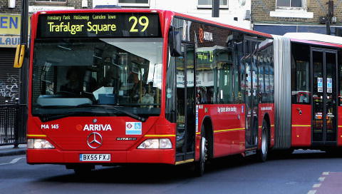 Czy na ulice Londynu powrócą autobusy przegubowe?
