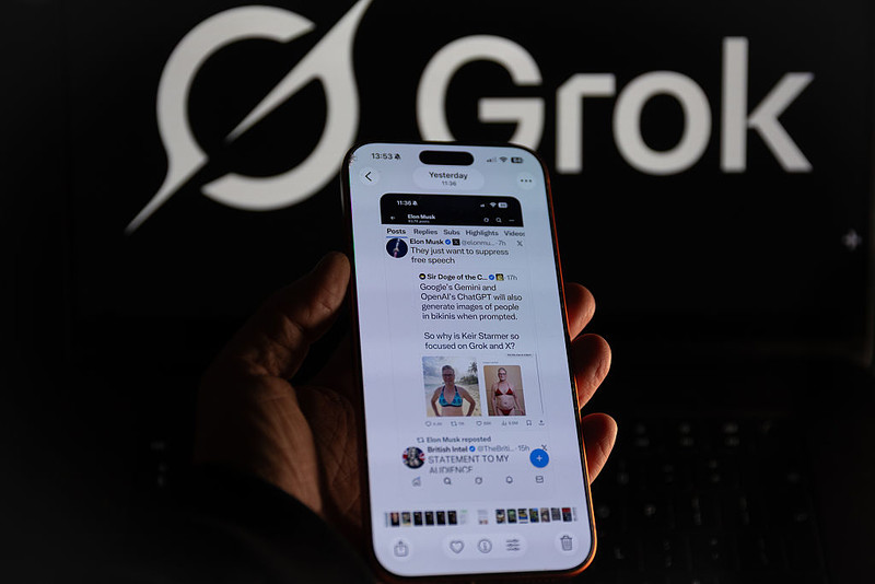 UK: Regulator medialny wszczął śledztwo ws. seksualizacji treści przez chatbota Grok