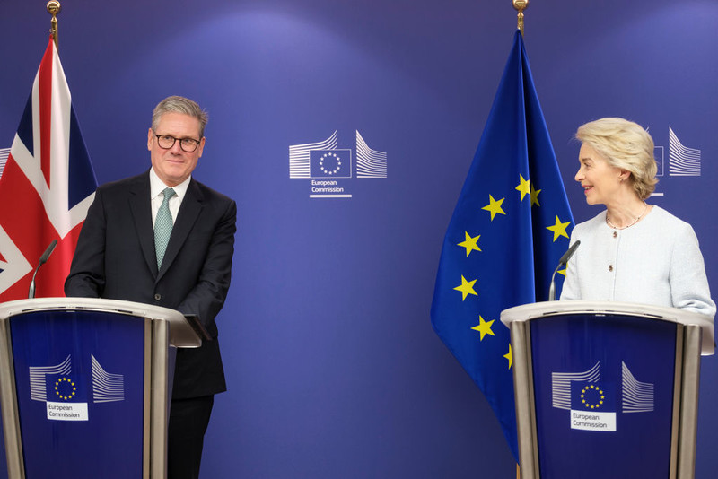 UE żąda "klauzuli Farage’a" w negocjacjach ze Starmerem dotyczących resetu Brexitu 