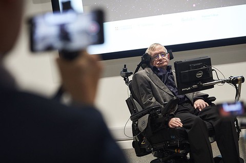 Stephen Hawking krytykuje angielską służbę zdrowia pod rządami torysów