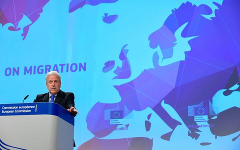 Komisarz UE: Łączenie uchodźców z terrorystami "błędne i niezbyt mądre"
