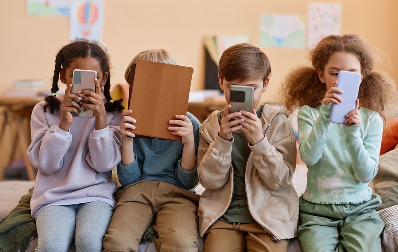 Brytyjski rząd rozważa zakaz sieci społecznościowych dla dzieci