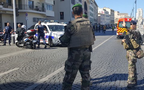 Francja: Samochód uderzył w przystanki autobusowe w Marsylii