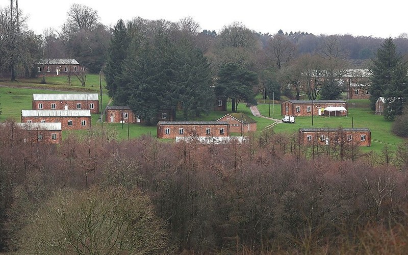 Pierwsi migranci oczekujący na azyl trafili do byłego obozu wojskowego w East Sussex