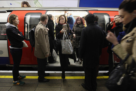 Co denerwuje londyńczyków? Opublikowano listę najbardziej irytujących zachowań w metrze