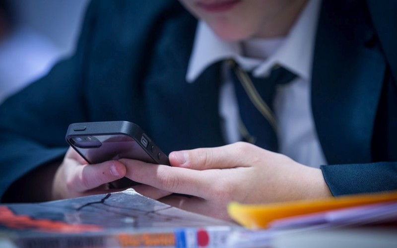 W Anglii ma wejść całodzienny zakaz używania telefonów w szkołach 