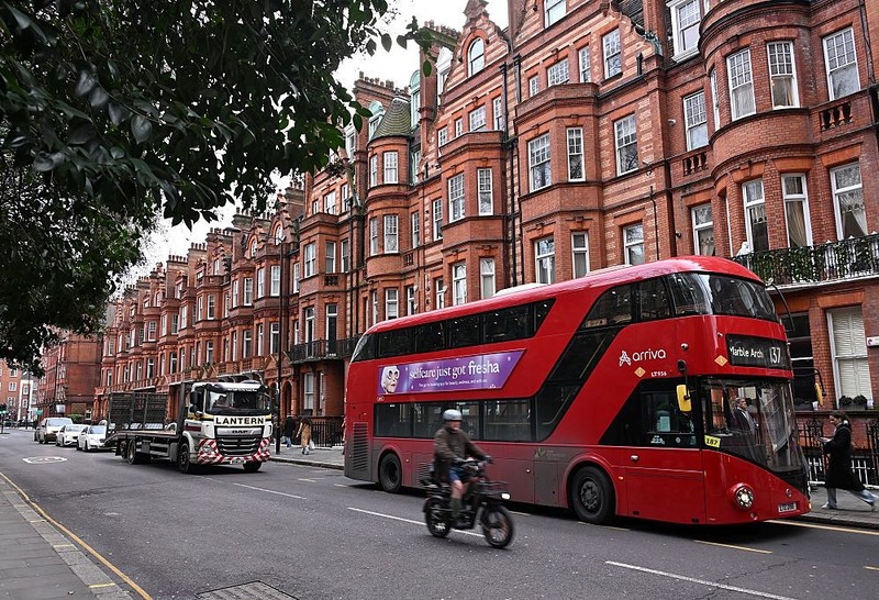 Londyńskie autobusy mogą wkrótce kursować rzadziej. Niektóre trasy znikną całkowicie