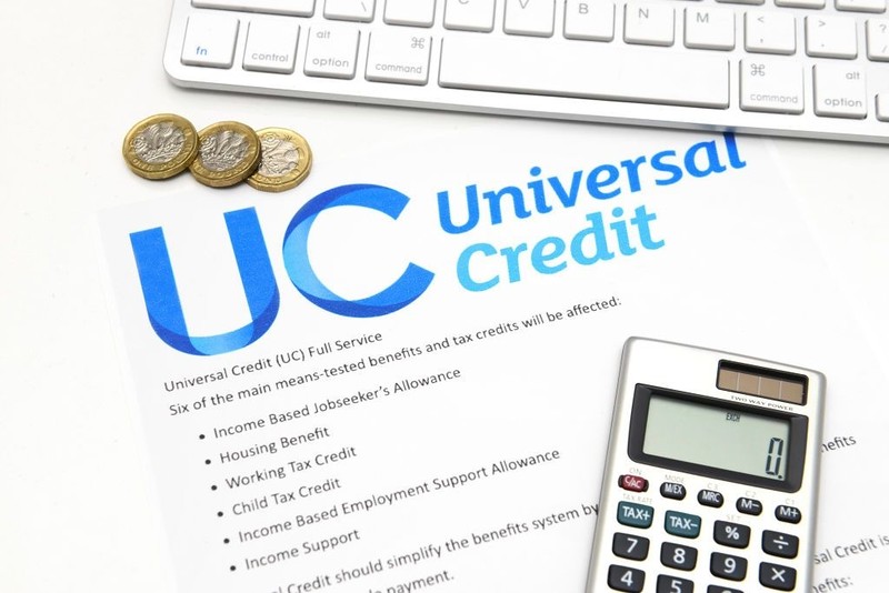 UK: Rząd wprowadza podwyżki Universal Credit i łagodzi przeszkody w świadczeniach