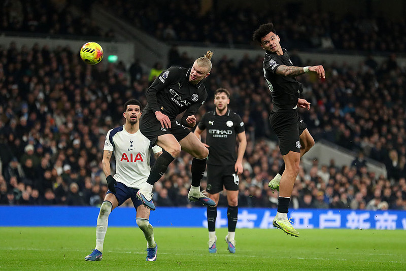 Potknięcia Manchesteru City i Aston Villi, Arsenal ucieka