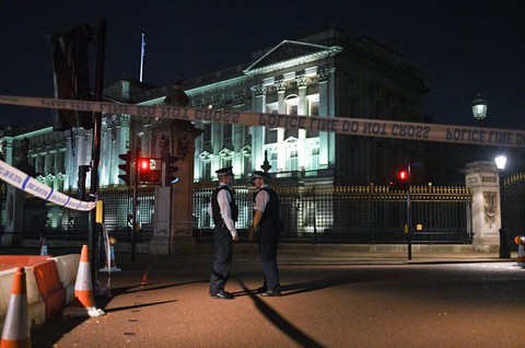 Atak nożownika pod Pałacem Buckingham. Dwóch policjantów rannych