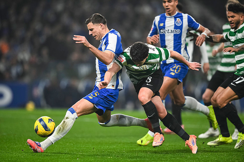 Liga portugalska: Remis lidera Porto z mistrzem Sportingiem, kontuzja Kiwiora