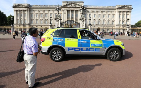 Napastnik spod Pałacu Buckingham krzyczał "Allahu Akbar"