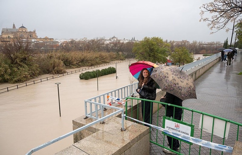 Catalonia cancels classes due to gales, waves up to 10 meters on the north coast
