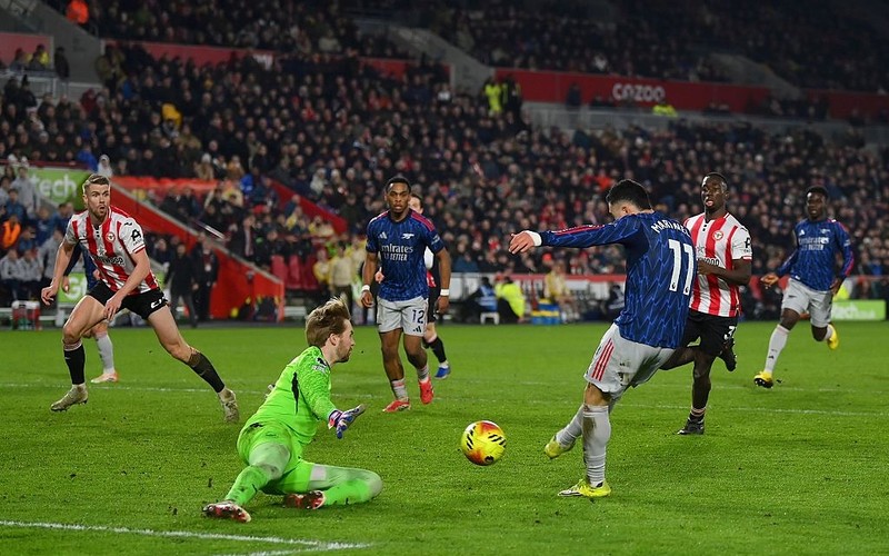 Arsenal draw with Brentford but still lead