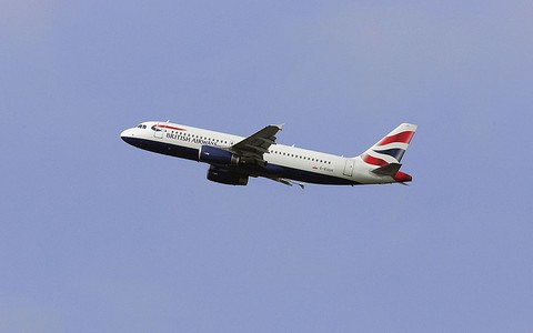 Pasażer British Airways oburzony: "Kazano mi płacić podwójnie za mocniejszą herbatę"