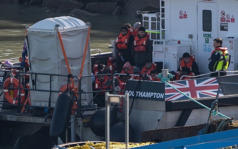 Home Office: W UK zwiększyła się liczba nielegalnych imigrantów, ale wniosków azylowych jest mniej