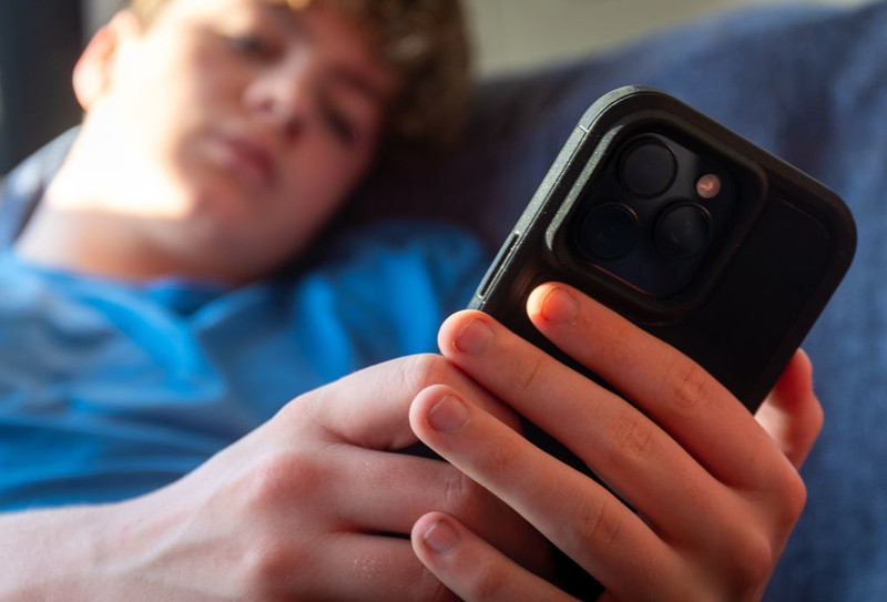 Brytyjski rząd rozpoczyna pilotażowy program ograniczeń social mediów dla młodzieży