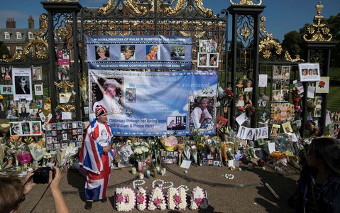 Brytyjczycy oddają cześć księżnej Dianie w 20. rocznicę jej śmierci