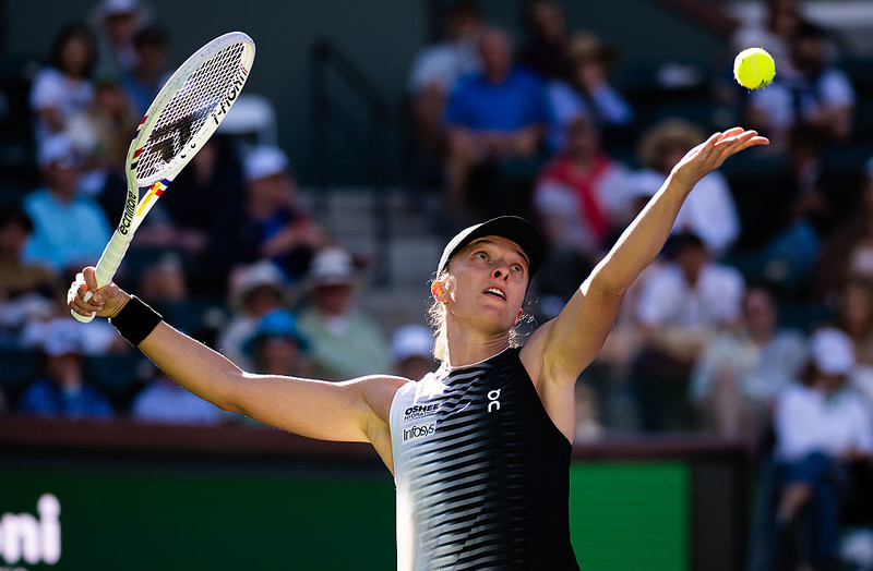 Turniej WTA w Indian Wells: Świątek w trzeciej rundzie. Majchrzak odpadł po meczu z Djokoviciem