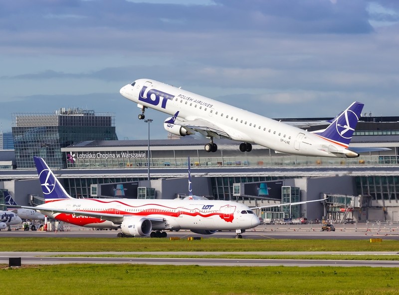 LOT rozpoczął wdrażanie internetu na pokładach swoich samolotów