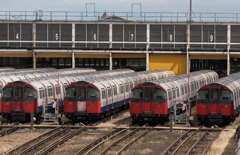 Transport for London przygotowuje się do walki z liśćmi. Pociągi metra będą rozprowadzać lubrykant