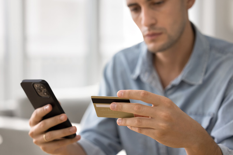 Błąd w aplikacjach brytyjskich banków ujawnił transakcje innych klientów. Sprawa jest badana