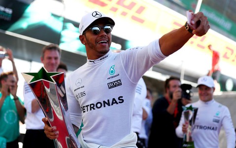 Lewis Hamilton wins Italian Grand Prix to take lead in F1 title race