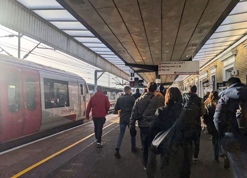 UK: Zmiany w kontroli biletów kolejowych i ułatwienia w zwrotach za opóźnione przejazdy 