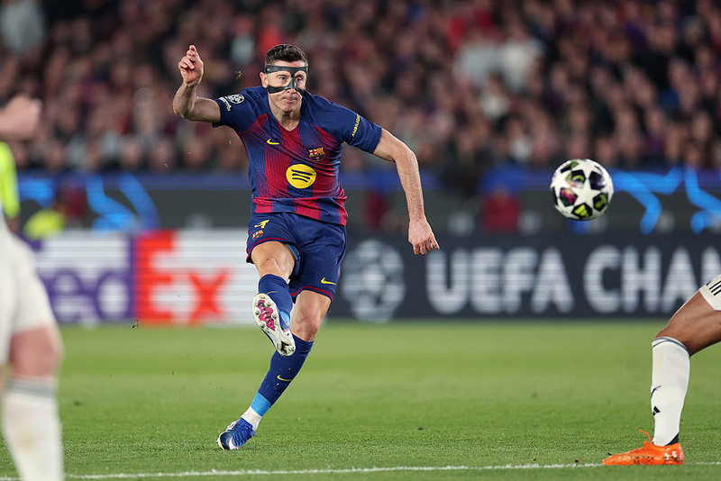 Piłkarska Liga Mistrzów: Awans Barcelony, dwa gole Lewandowskiego