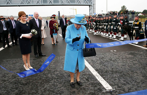 Królowa otworzyła nowy most wantowy w Szkocji