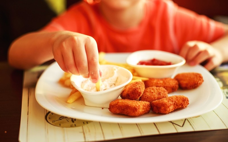 Obywatel Albanii uniknął deportacji, bo jego syn "nie toleruje zagranicznych nuggetsów z kurczaka"