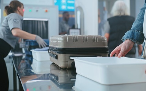 Zakazane przedmioty w bagażu podręcznym z Wielkiej Brytanii