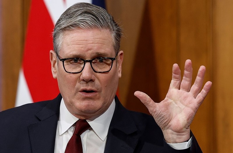 Premier Starmer: Nie należy spodziewać się szybkiego zakończenia wojny z Iranem