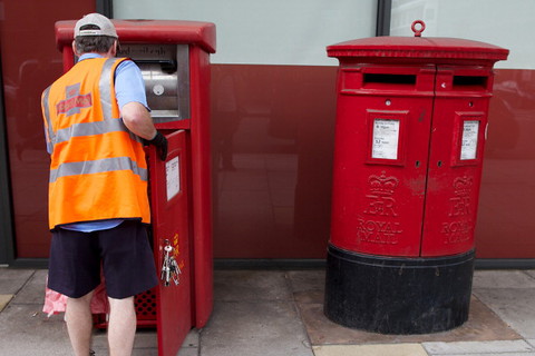 Afera w Royal Mail: Gangi rekrutują doręczycieli do kradzieży kart bankowych