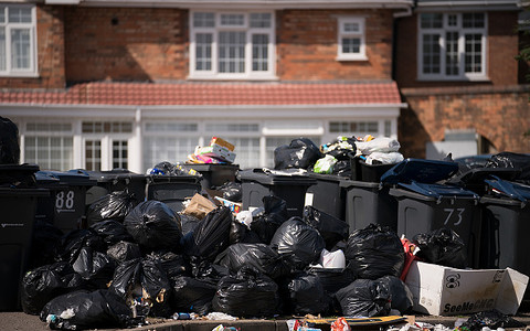 Wielka Brytania tonie w śmieciach. 2,5 tys funtów kary za przepełnione kosze