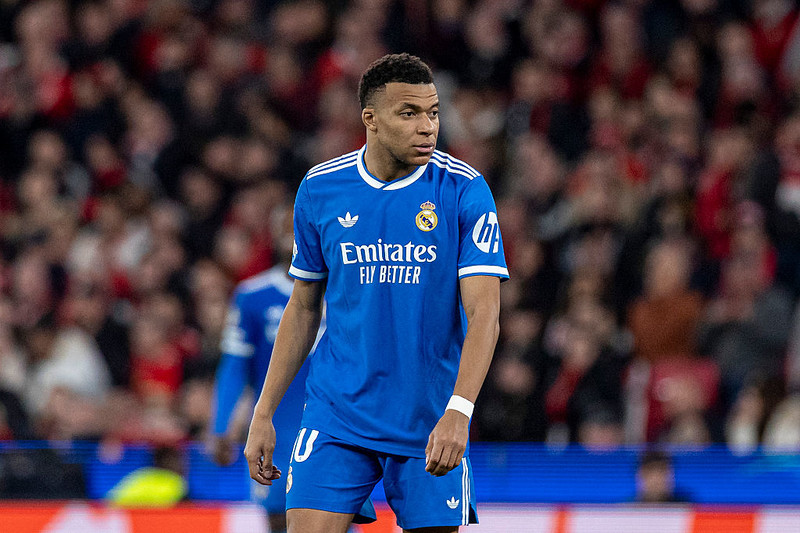 Hiszpańskie media: Leczono niewłaściwe kolano Mbappe