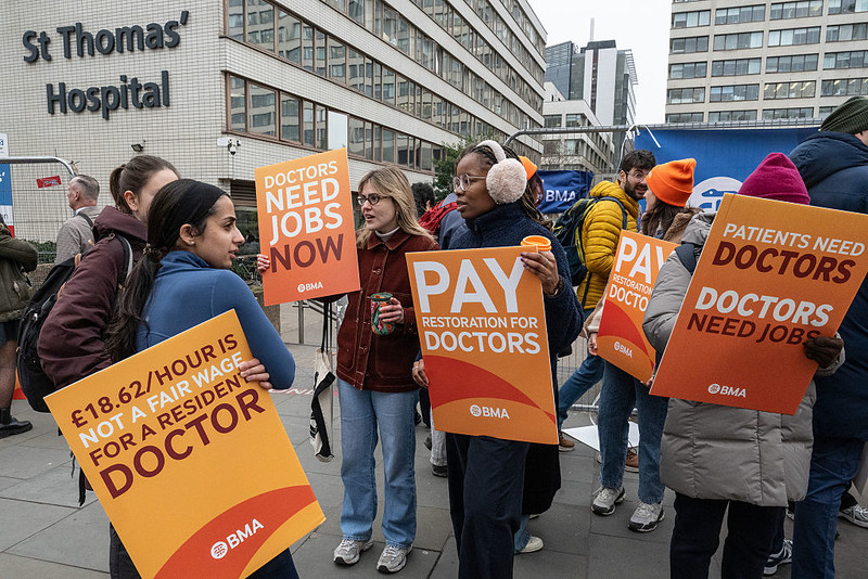 Lekarze rezydenci w Anglii rozpoczną po świętach najdłuższy dotychczas strajk
