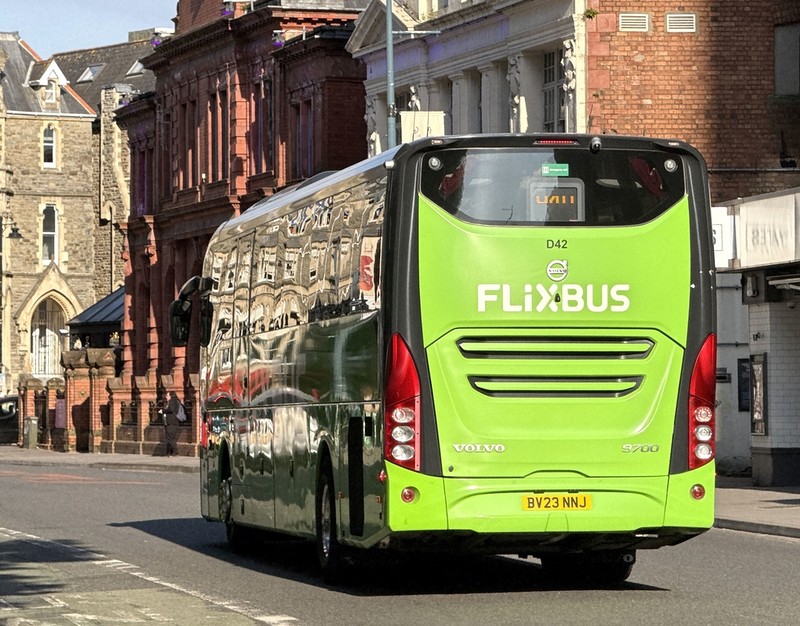 Nowe połączenia autobusowe FlixBus z Londynu do lotnisk Heathrow i Gatwick oraz innych miast