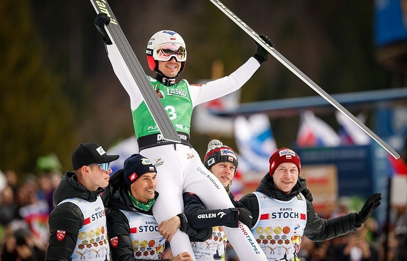 PŚ w skokach: Norweg Lindvik wygrał w Planicy, pożegnanie Stocha