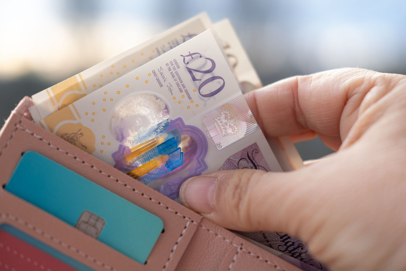 Płaca minimalna w UK wzrasta do 12,71 GBP za godzinę. Firmy ostrzegają przed skutkami podwyżki