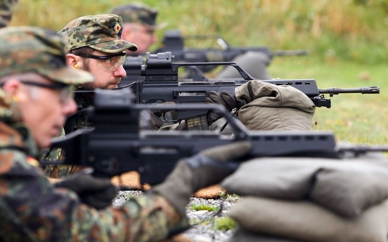 Niemcy: Mężczyźni do 45. roku życia muszą zgłaszać wyjazd za granicę