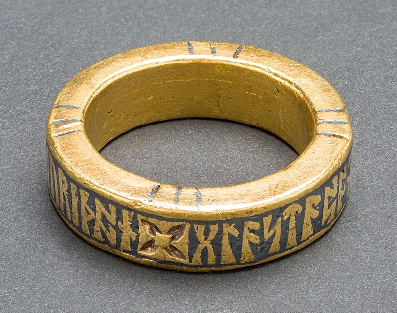 Polski pasjonat historii odnalazł w UK średniowieczny pierścień z inskrypcją runiczną