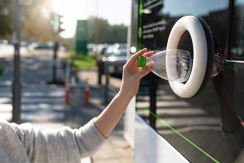 Tesco, Asda, Morrisons i Sainsbury’s zaczną wypłacać klientom kaucję za butelki w 2027 roku